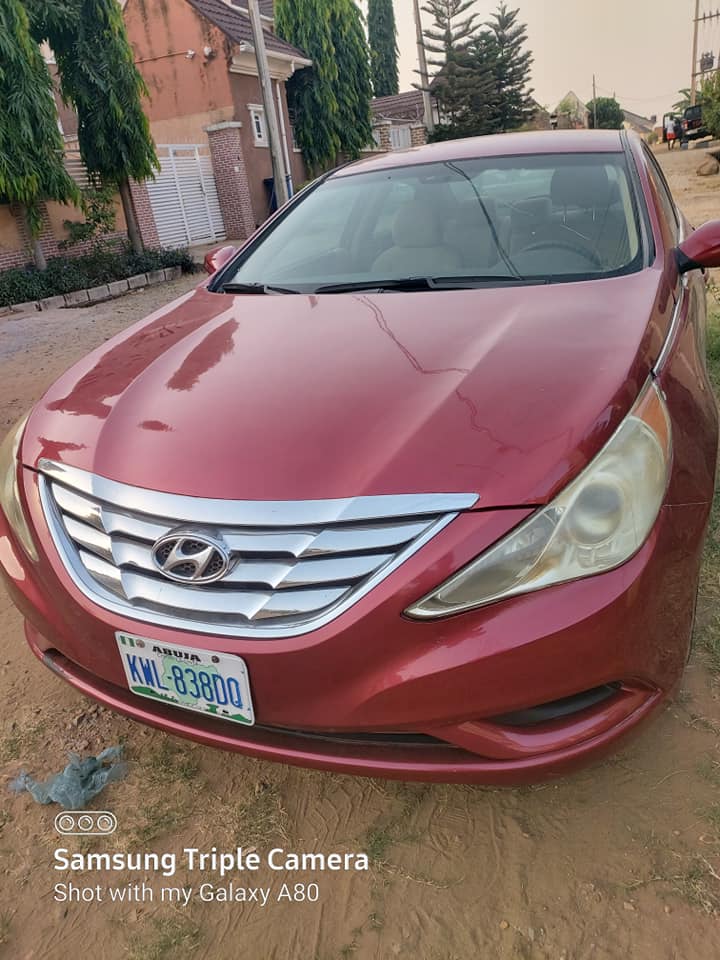 A picture of Hyundai Sonata 2012