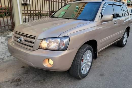 A picture of 2004 TOYOTA HIGHLANDER FOR SALE 3M