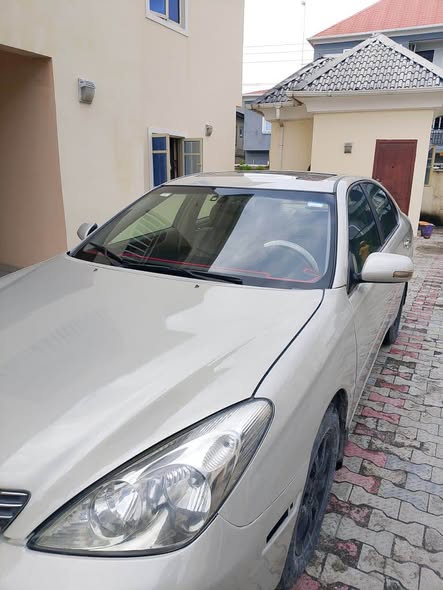 A picture of Lexus es300 for sale