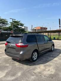 A picture of Toyota Sienna 2019 model