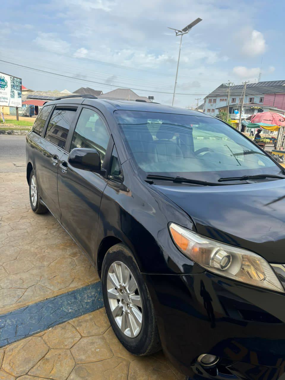 A picture of Toyota Sienna 2011