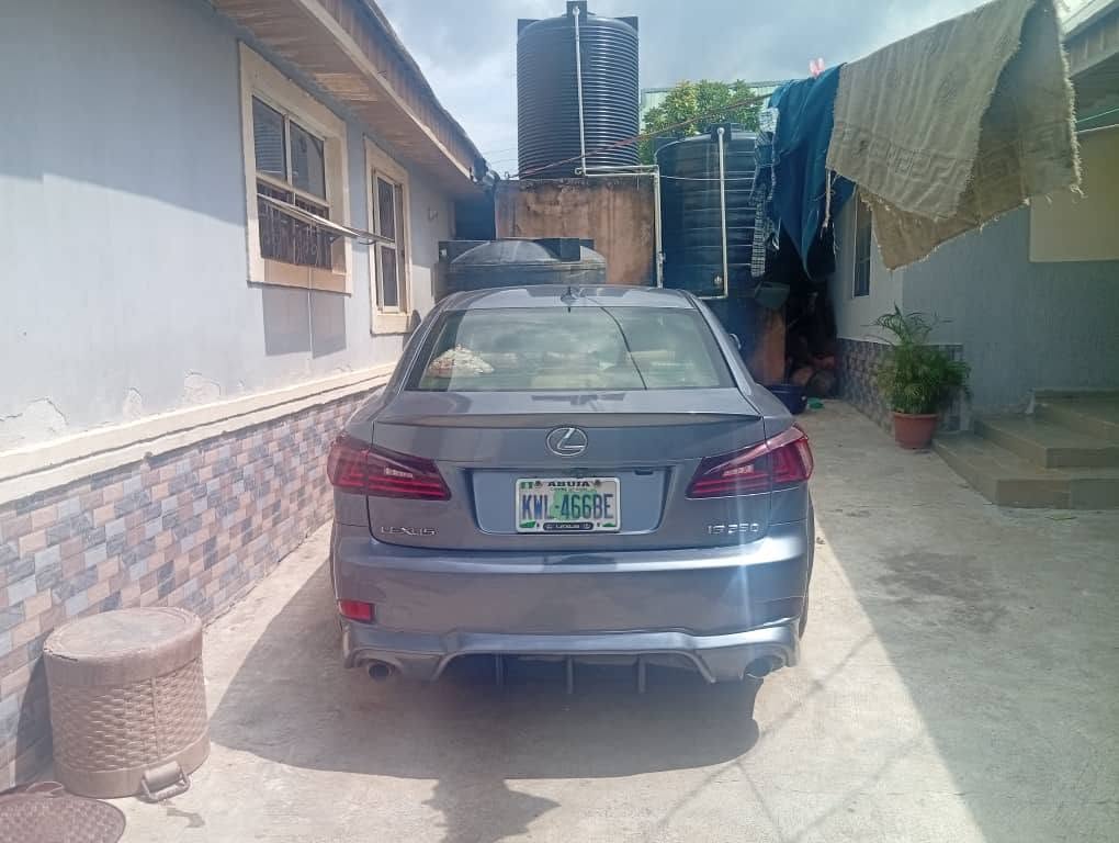 A picture of Lexus is350