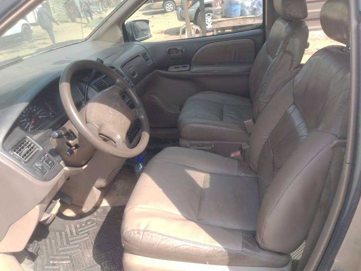 A picture of Toyota sienna 98 model first body