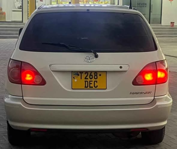 A picture of TOYOTA HARRIER OLD