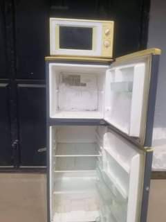 A picture of FRIJI NA MICROWAVE