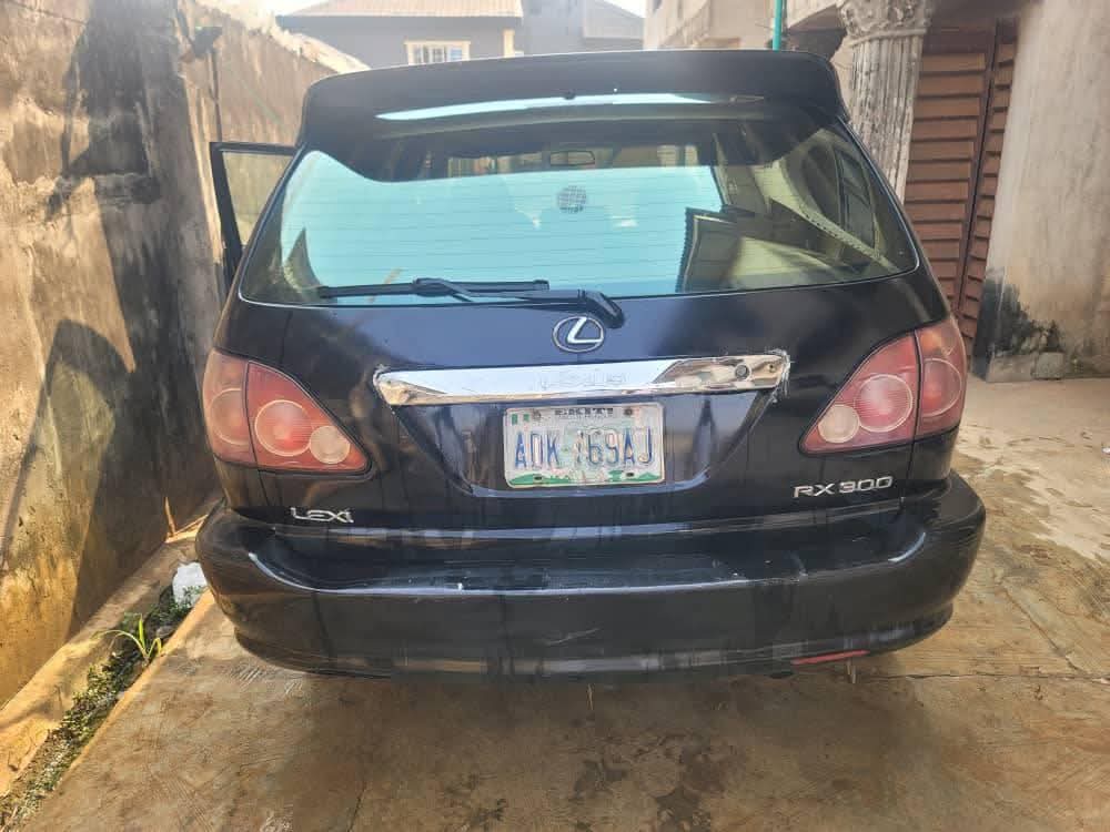 A picture of Lexus Rx300