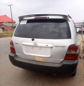 A picture of Dealer market on ground 2004 Toyota Highlander 4plugs Leather Interiors