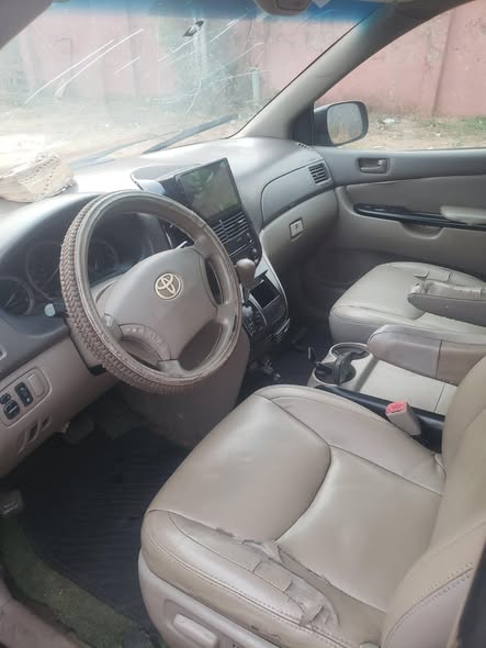 A picture of Toyota sienna