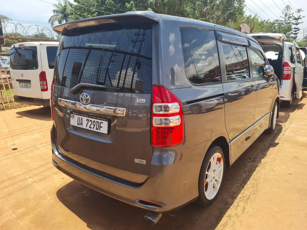 A picture of Toyota Noah Si grade