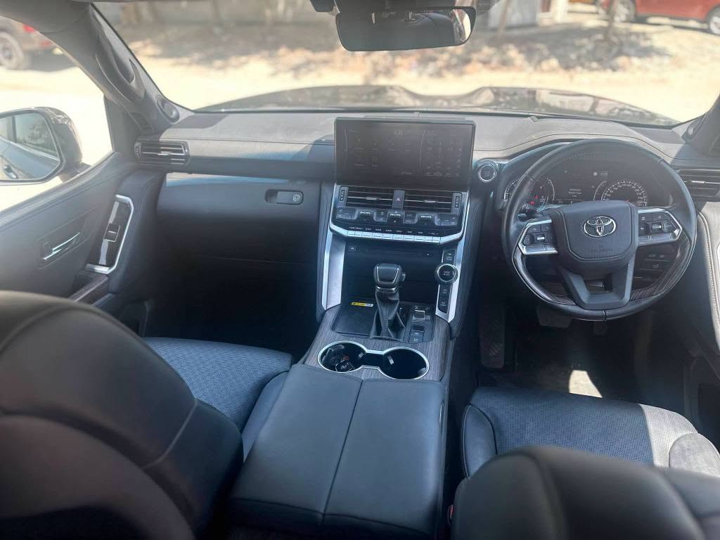 A picture of TOYOTA LANDCRUISER VX R