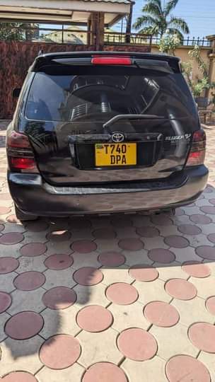A picture of 2004 TOYOTA KLUGER V