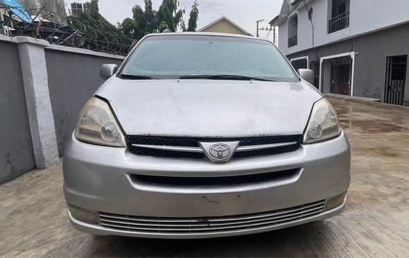 A picture of 2005 Toyota Sienna XLE model for sale