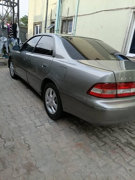 A picture of 2002 Toyota lexus