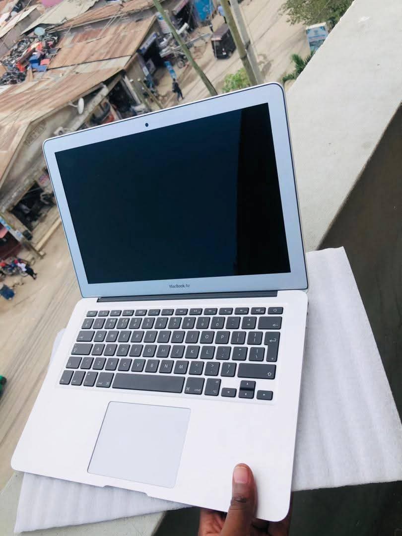 A picture of Mac book air mid 2013 Intel core i5 1.8ghz Ram