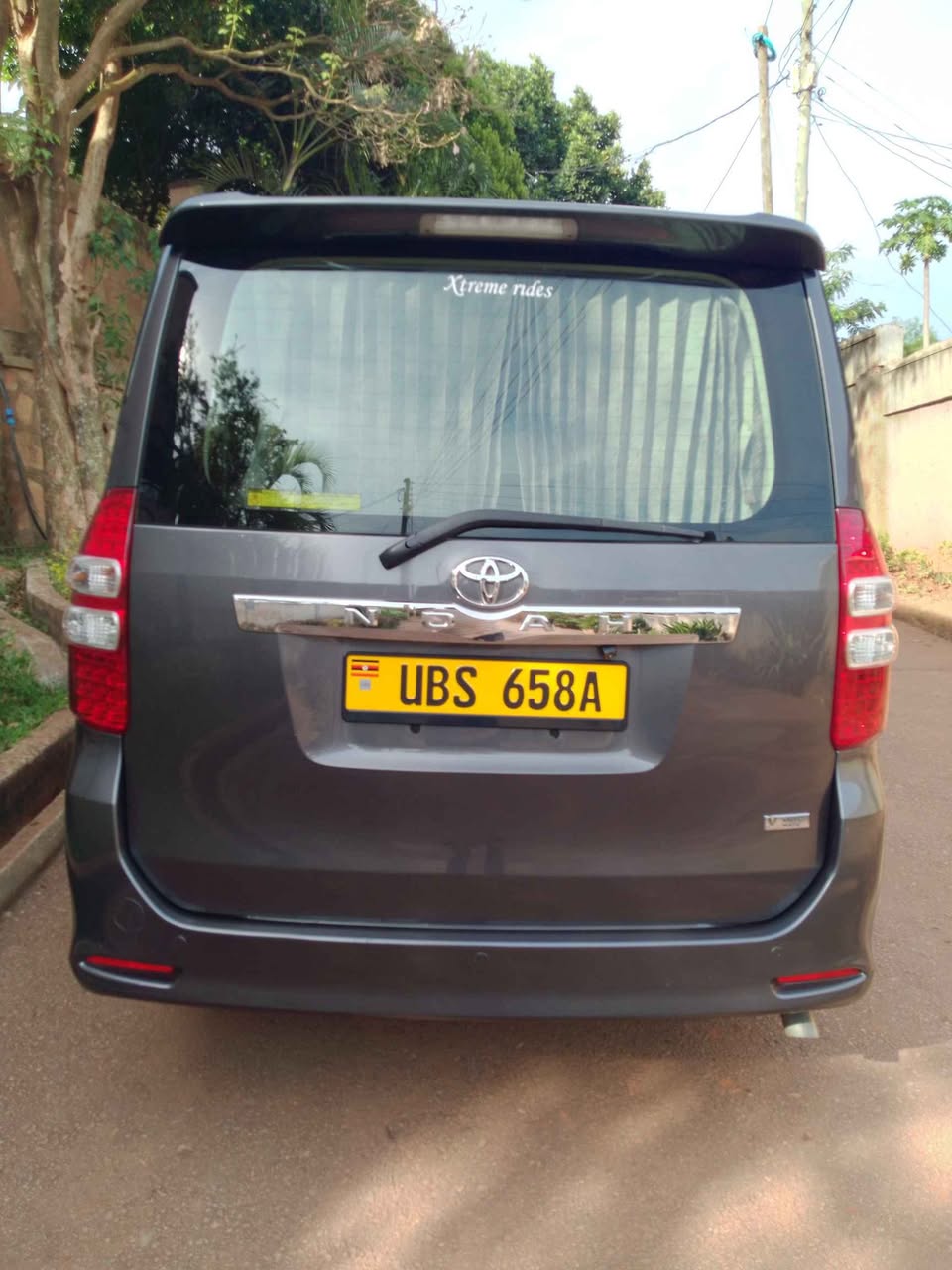 A picture of Toyota Noah 2011