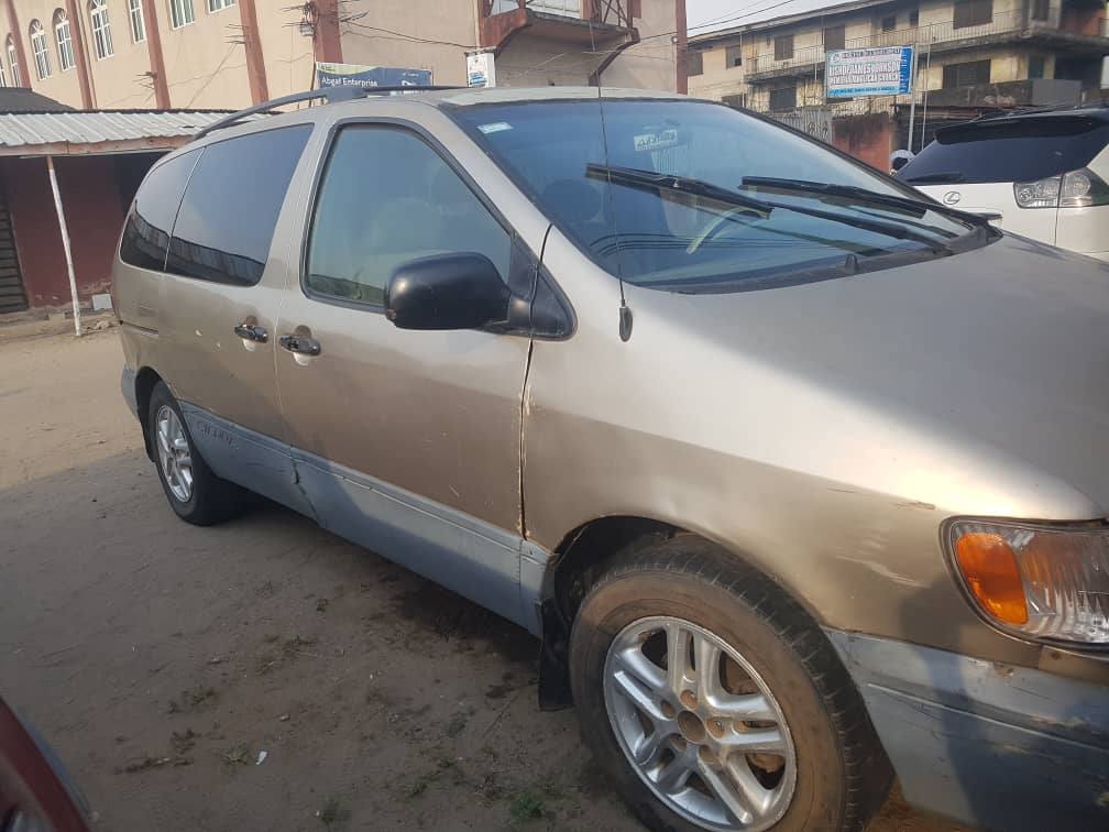 A picture of Toyota Sienna 2001