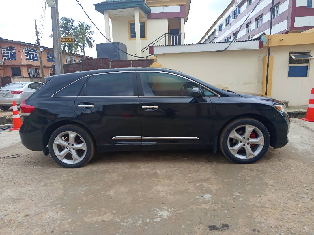 A picture of Toyota venza 2010 model facelift to 2013 model registered