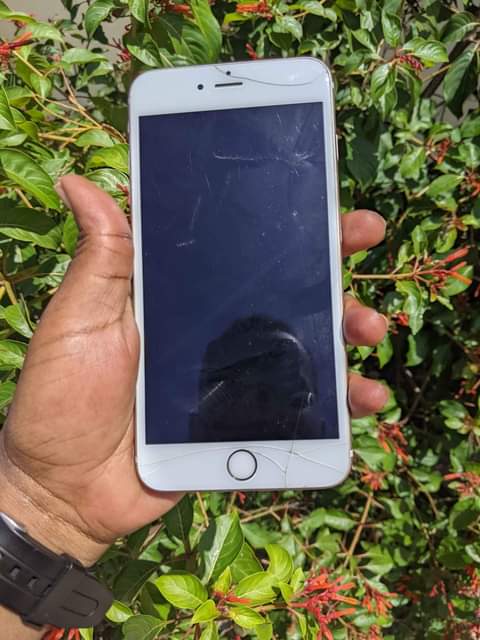 A picture of Iphone 6s plus gb 64