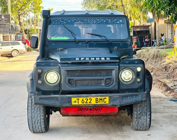 A picture of DEFENDER 0714058883
