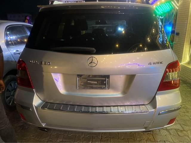 A picture of SUPER CLEAN 2012 Glk350 PANORAMIC ROOF ABSOLUTELY NOTHING TO FIX
