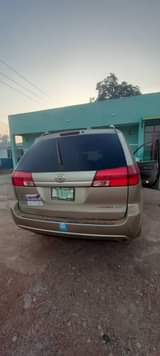 A picture of Toyota sienna complete pure first body is available with good