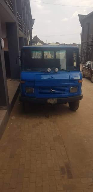 A picture of 1998 608 benz 1998