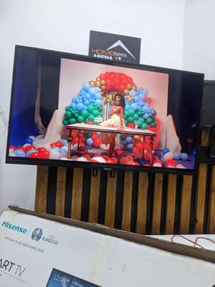 A picture of Hisence inch 40 Smart tv full box