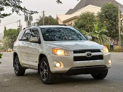 A picture of TOYOTA RAV4 WITH VENZA ENGINE YEAR 2012 KEYLESS TYPE NOT