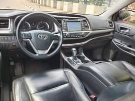 A picture of 2016 Toyota highlander XLE keyless