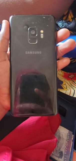 A picture of SAMSUNG s9 Clean as new single cracked KWA MBALI
