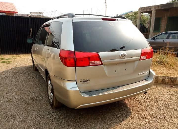 A picture of 2004 Toyota sienna