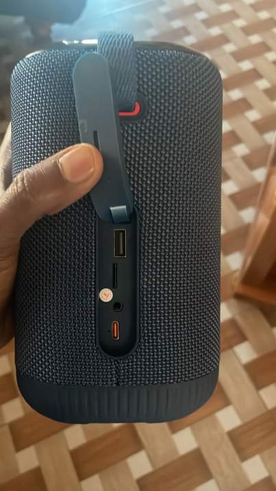 A picture of JBL speaker Nzuri sanaaa Inakaa na chaji saa 12 Mziki