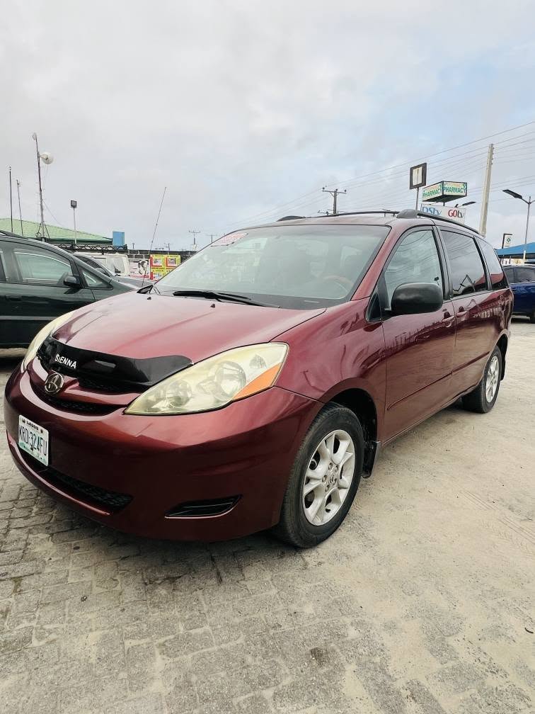 A picture of Toyota sienna 2006