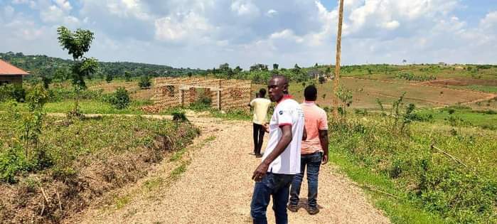A picture of 0709106274 0774591471...TITLED PLOTS AT WAKISO GOBERO ESTATE 50X100FT 15M UGX
