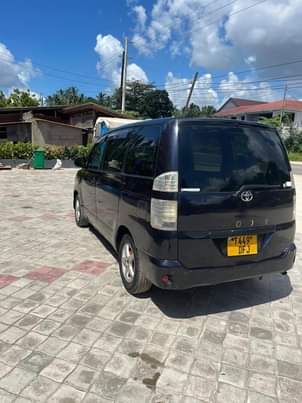 A picture of TOYOTA NOAH NEW SHAPE BEI M5 5