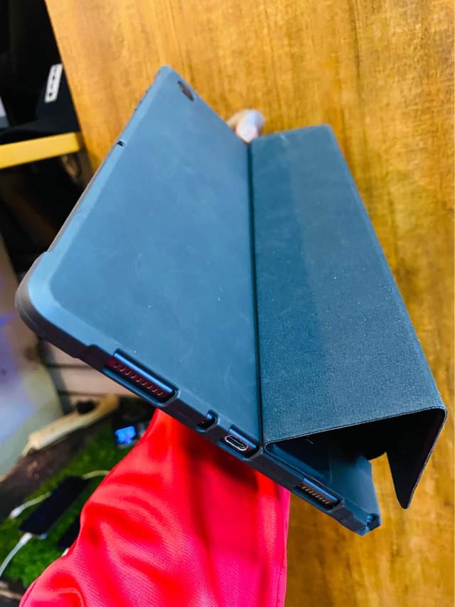 A picture of Samsung galaxy tab a7 64 gb with simcard slot at