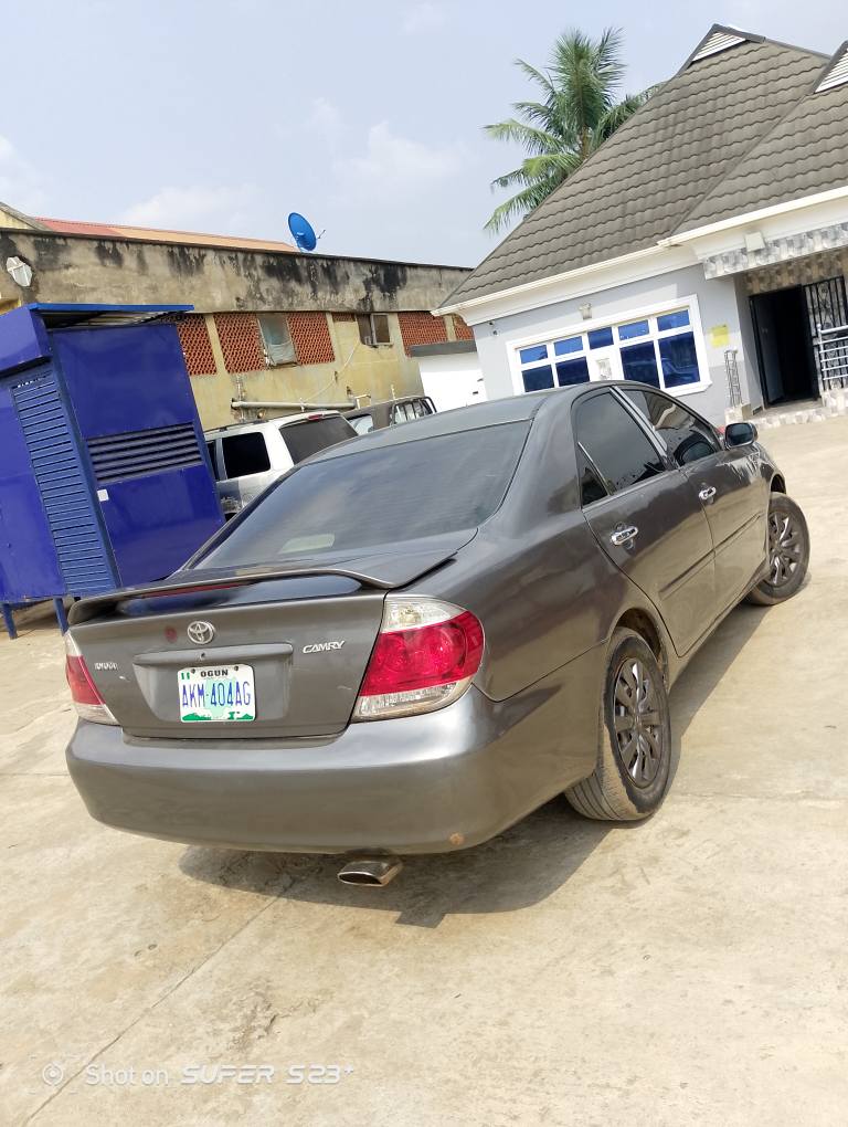 A picture of Toyota Camry 0 4 0 5