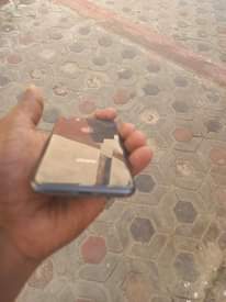 A picture of Iphone 8 plain Gb64 Betr100 Krek kdg haina madhara Finger