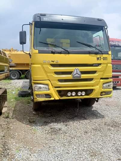 A picture of 12 tyres howo dump trucks