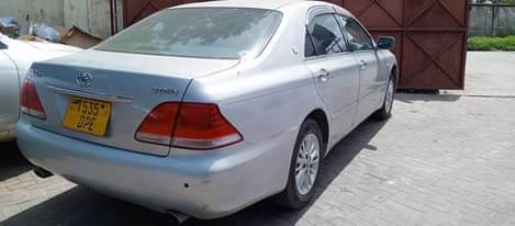 A picture of Toyota crown roy