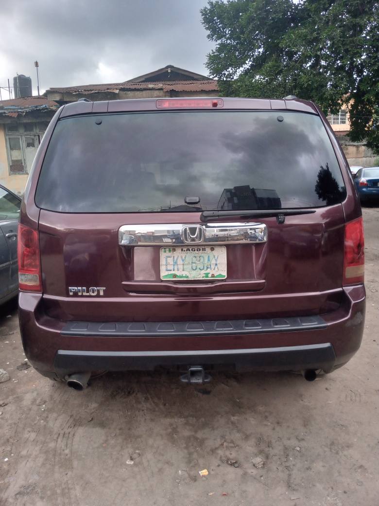 A picture of Honda pilot 2010 model