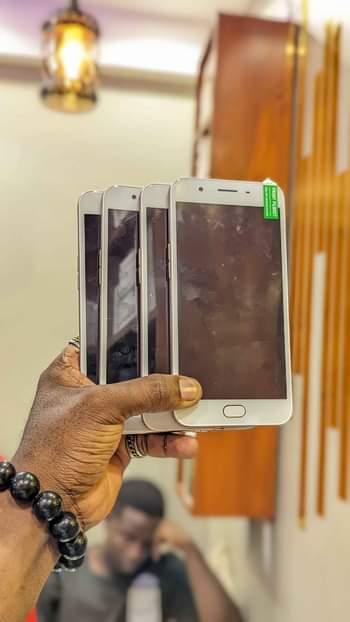 A picture of OPPO F1S 64GB RAM 4GB 4G NETWORK LAINI MBILI