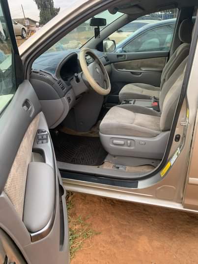 A picture of Super Clean Nigerian Used Toyota Sienna 06 Repainted Clean Fabric