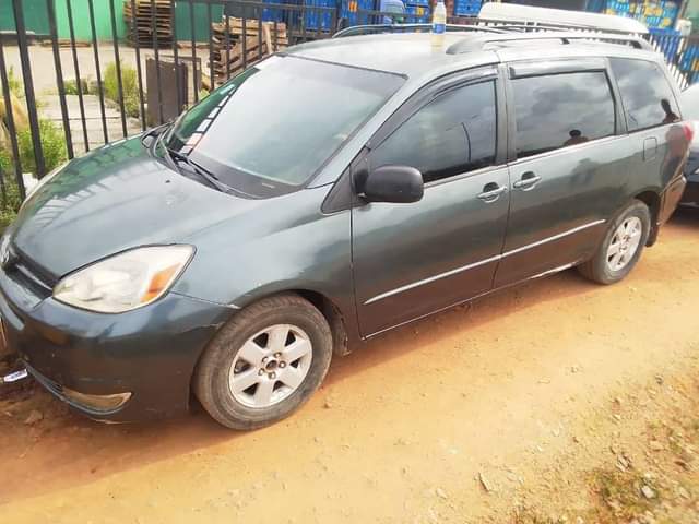 A picture of 2005 Toyota Sienna in good condition sound engine and gear