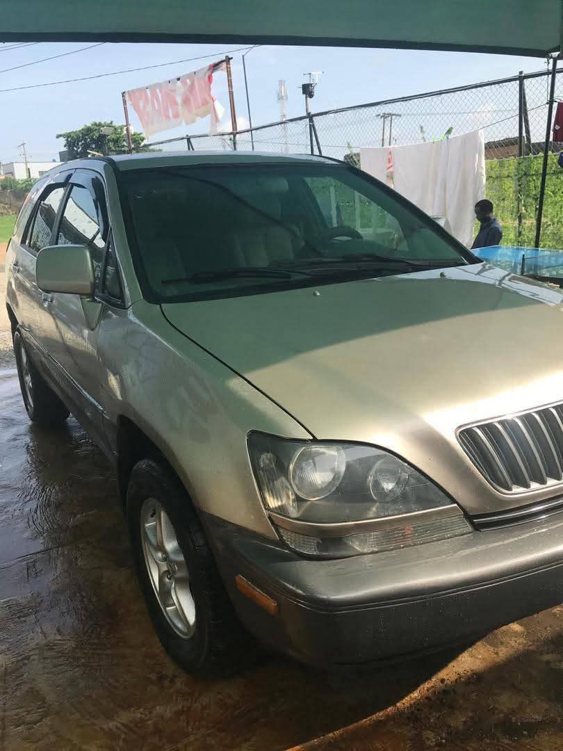 A picture of Lexus Rx 300 02