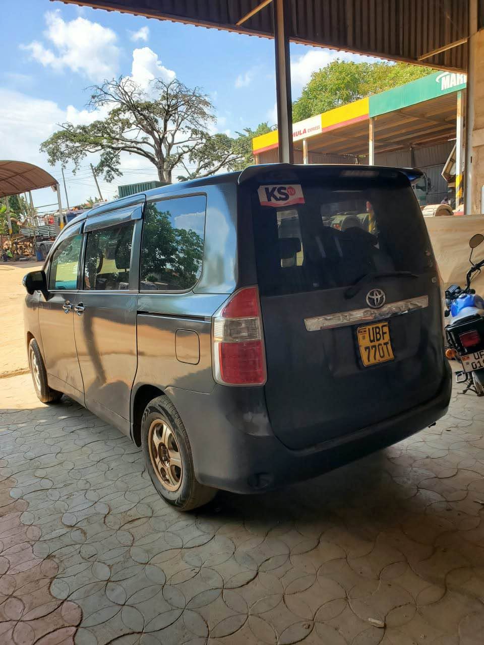 A picture of Toyota Noah