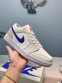 A picture of Label sneackers