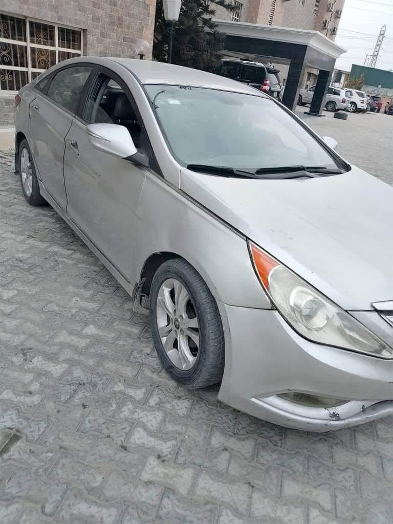 A picture of Very clean first body toks standard 2011 hyndai sonata with