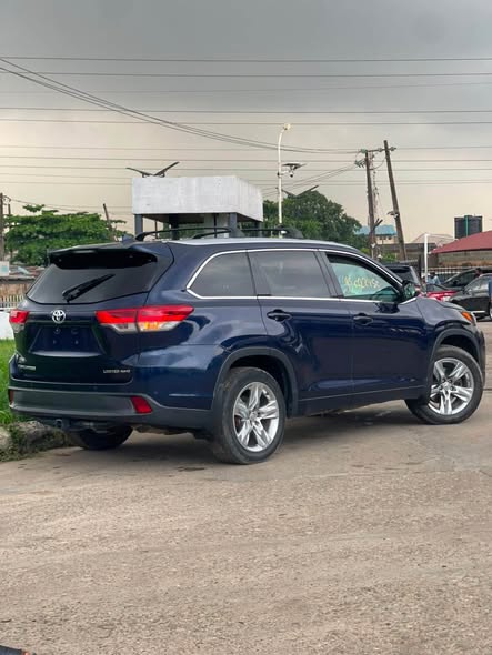 A picture of Toks Toyota highlander 2015