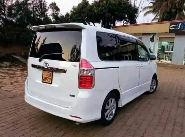 A picture of 2009 Toyota Toyota Noah 0702057335